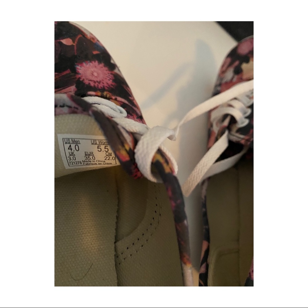 Vans off the Wall canvas floral lace ups shoes - Picture 7 of 7